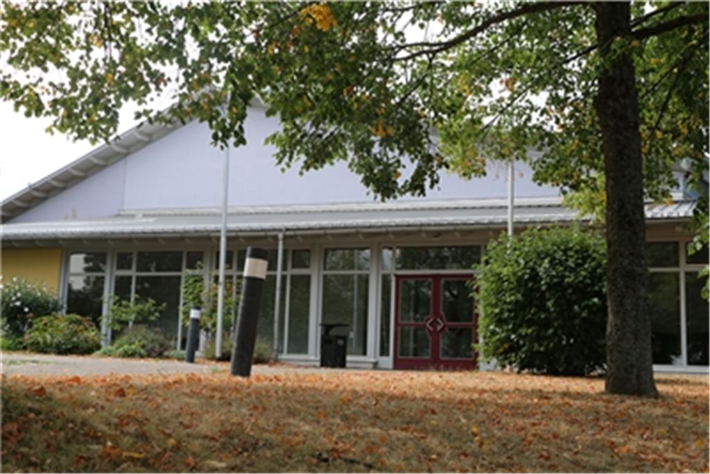 Die Zeit für Fördermittel wird knapp: Die Lindenhalle in Wiernsheim soll saniert werden, doch noch ist die Gemeinde auf der Suche nach einem Architekten. Foto: Deeg