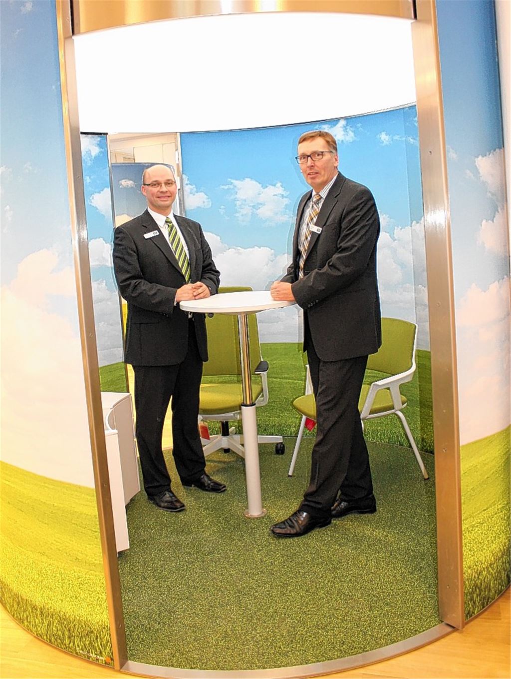 Die Zeit in Containern ist vorbei, entsprechend gut ist die Laune der AOK-Mitarbeiter bei ihren Schulungen kurz vor dem Umzug. Kunden-Center-Leiter Marcus Bischoff (linkes Bild, li.) testet derweil gemeinsam mit Hartmut Keller, Geschäftsführer der AOK-Bezirksdirektion Nordschwarzwald, die neuen Erundos, in denen künftig Kundengespräche in entspannter Atmosphäre geführt werden.