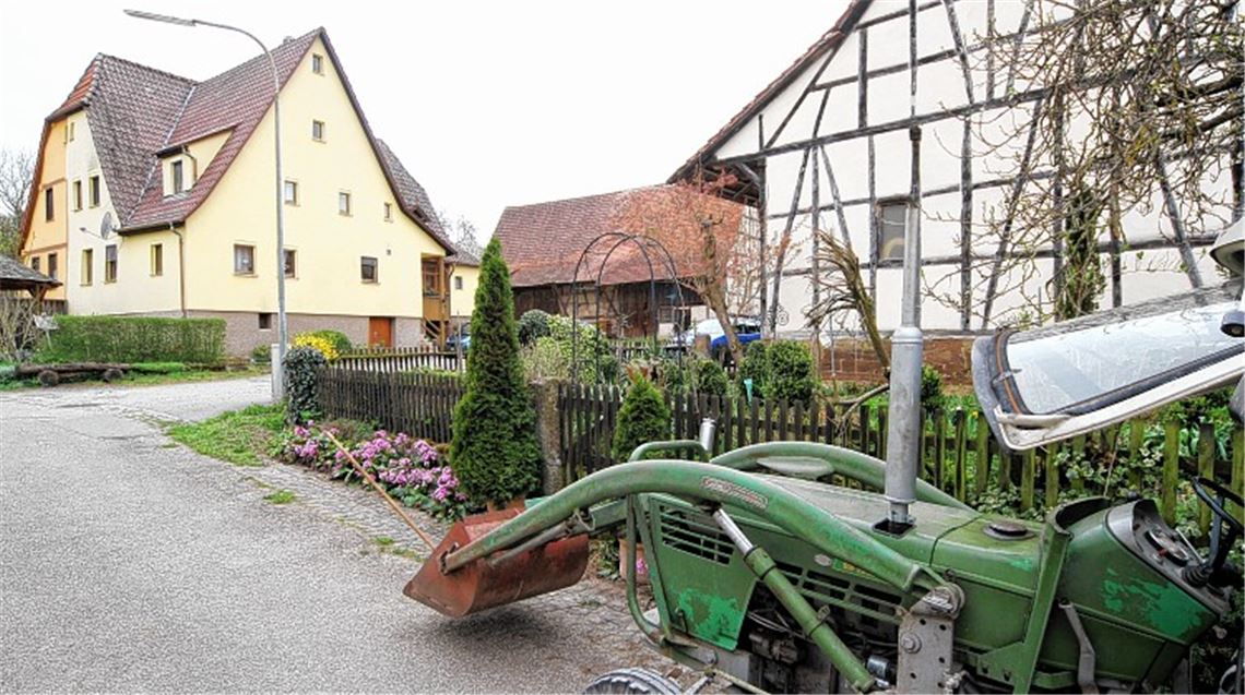 Die Zeit scheint auf dem Füllmenbacher Hof nur scheinbar stehen geblieben zu sein – die bürokratischen Mühlen im Hintergrund sind hingegen unaufhaltsam im Gang, und das nicht nur zur ausschließlichen Freude der Bewohner.