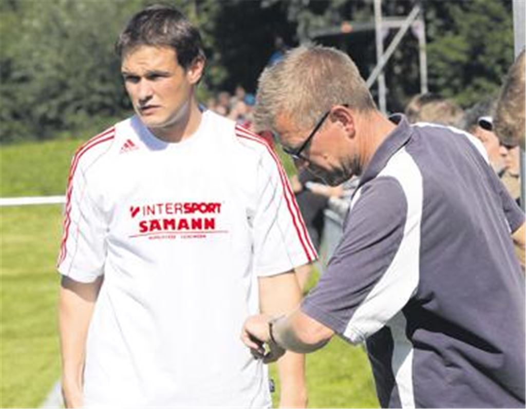 Die Zeit von Gerd Hausmann (re., mit Chris Gerhart) in Großglattbach läuft ab. Der Trainer hat seinen Abschied angekündigt, will aber mit seiner Elf noch den Klassenerhalt schaffen. Archivfoto: Eigner