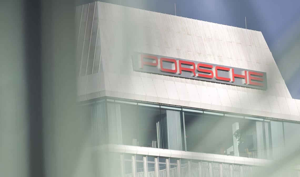Die Zeiten, da es bergauf geht, sind bei Porsche vorbei. Nun muss in Zuffenhausen die Produktion tageweise gekürzt werden.