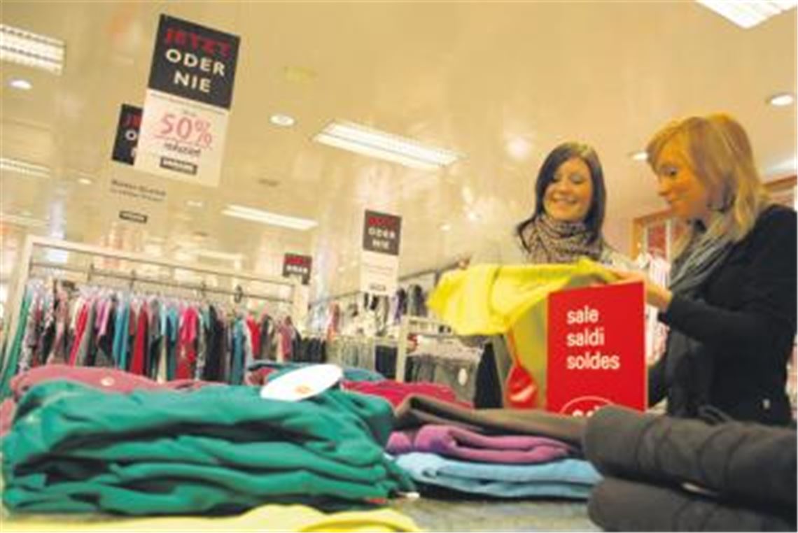 Die Zeiten sind frostig und die Preise purzeln: Natalie Siegwart und Ronja Wolf prüfen im Mühlacker Kaufhaus Sämann das Angebot an günstigen Winterpullis . 
Foto: Reuter