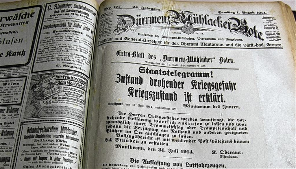 Die Zeitung als Geschichtsbuch: Der Dürrmenz-Mühlacker Bote veröffentlicht ein kleinformatiges Extrablatt zu Kriegsbeginn, darunter liegt das nächste Extrablatt vom 1. August.