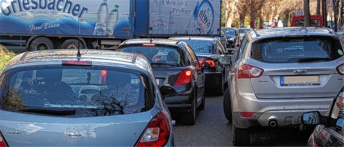 Die Ziegeleistraße ist blockiert, auf der Bahnhofstraße ballt sich der Verkehr.