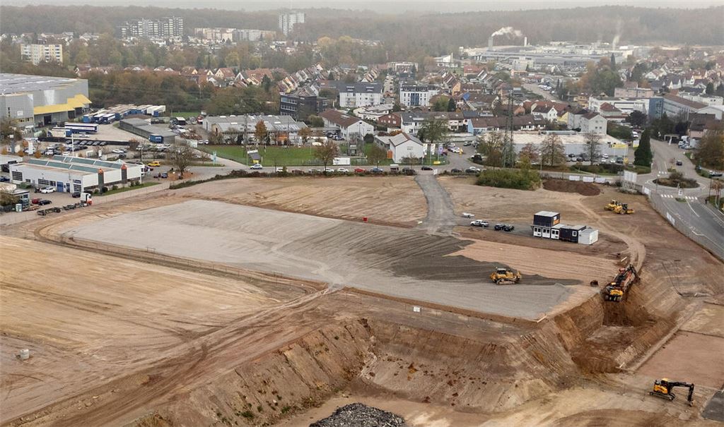 Die „Ziegelhöhe“ von oben: Das Drohnenfoto zeigt, dass sich auf der größten Baustelle Mühlackers etwas bewegt. Foto: Fotomoment