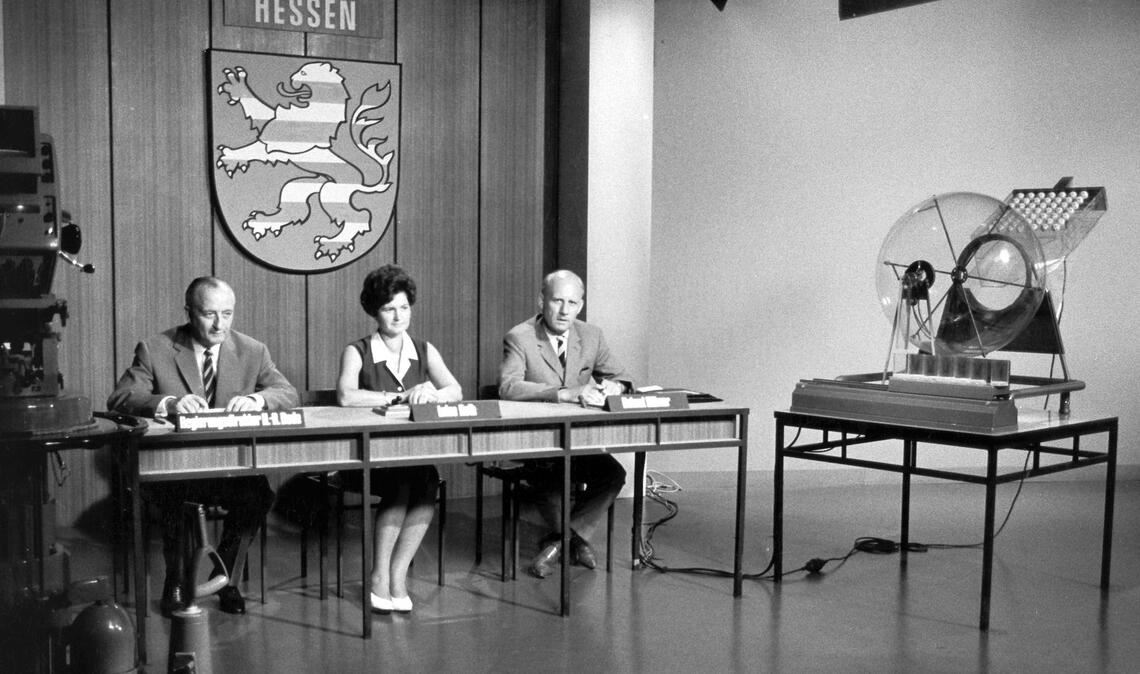 Die Ziehung der Lottozahlen kam 1965 ins Fernsehen. (Archivbild)