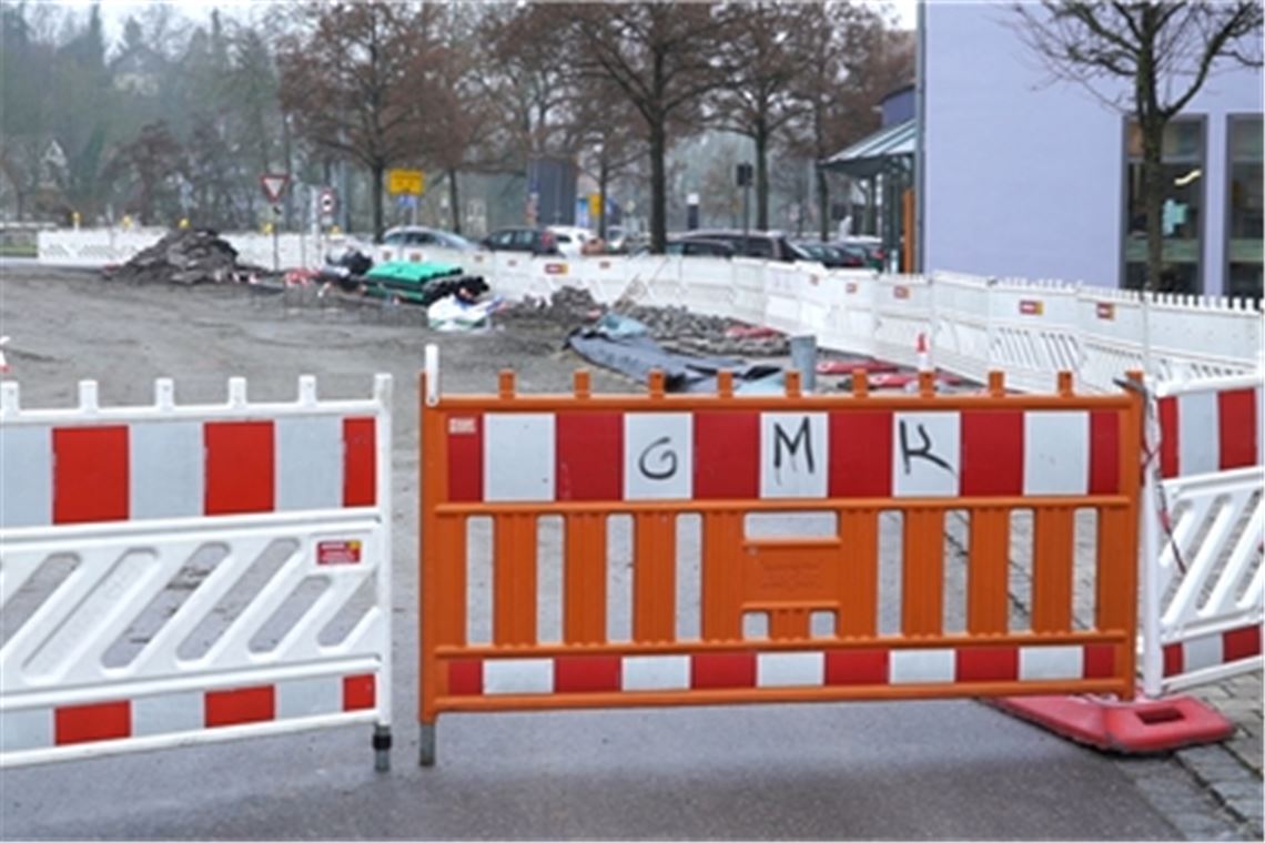 Die Zufahrt zur Reichmannstraße ist wegen der Baustelle gesperrt. Mit Umwegen müssen deshalb auch die Kunden des Fachgeschäfts für Orthopädietechnik leben. Fotos: Recken