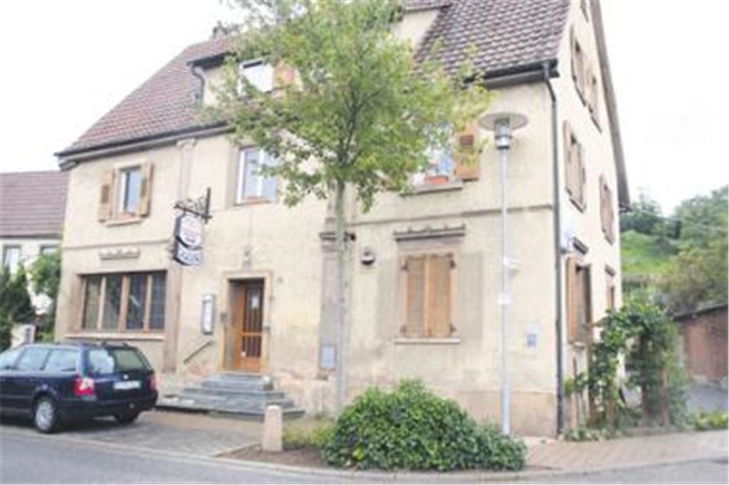 Die Zukunft der Traditionsgaststätte Adler an der Brettener Straße in Sternenfels steht in den Sternen. Foto: Goertz