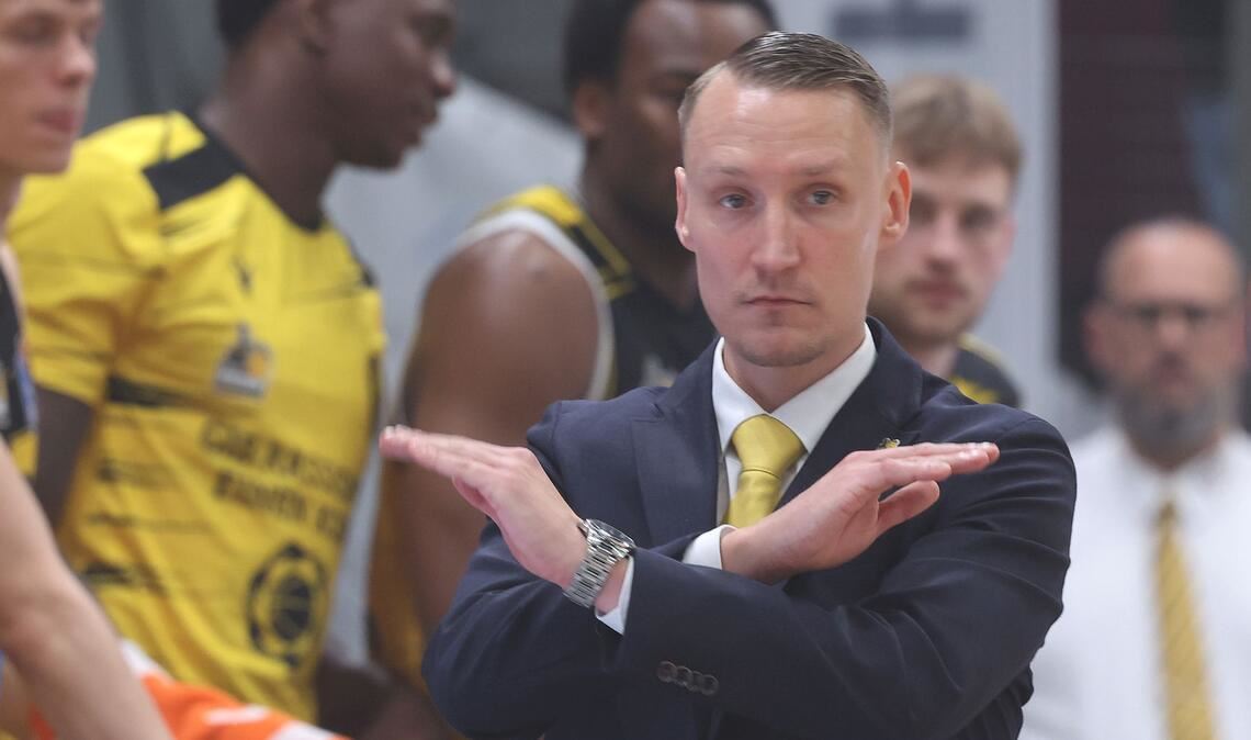 Die Zukunft des Riesen-Trainers Mikko Riipinen ist nach den verpassten Play-offs erst einmal offen,