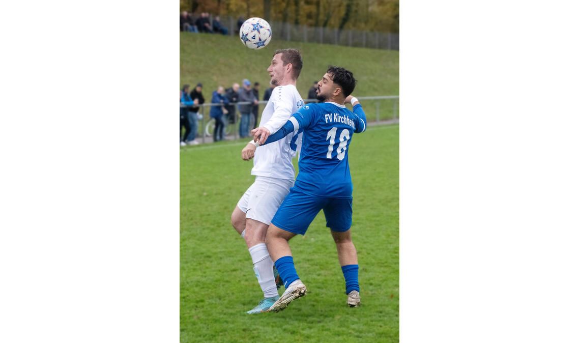 Die Zuschauer in Illingen erleben einen Heimsieg des SV (in Weiß). Foto: Fotomoment