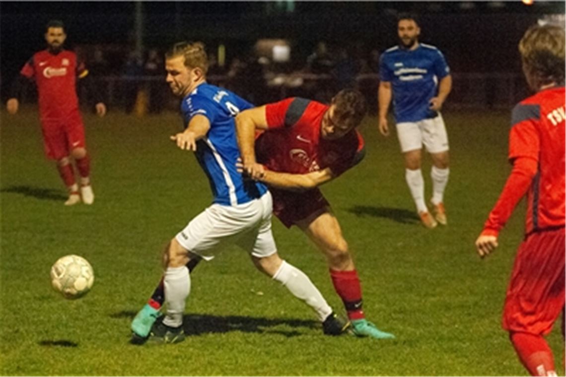Umkämpftes Spiel bringt keinen Sieger Die Zuschauer sehen am Donnerstagabend ein kampfbetontes Spiel auf dem Ötisheimer Sportplatz. Foto: Fotomoment