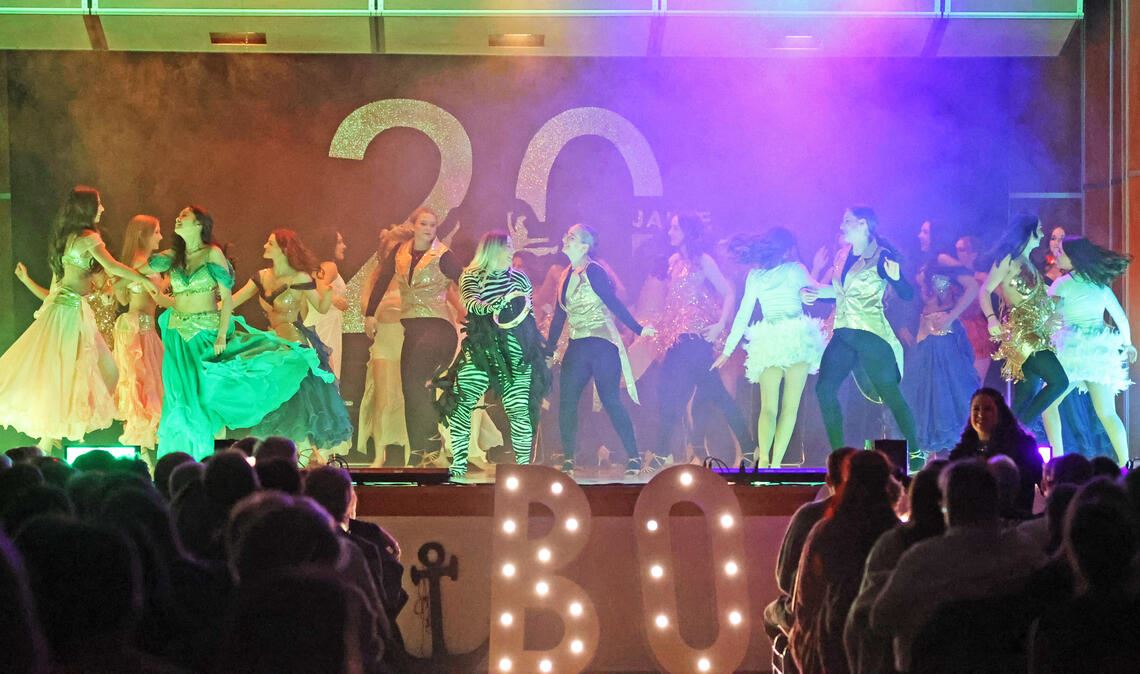 Die Zuschauer sehen ein abwechslungsreiches Tanzprogramm. Foto: Müller