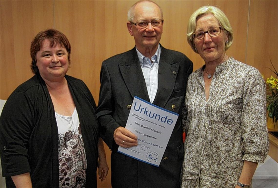 Die Zweite Vorsitzende Karin Lutz (li.) überreicht Manfred Michallik (mit Ehefrau Hildegund) die Ernennungsurkunde zum Ehrenvorsitzenden. Foto; Eigner