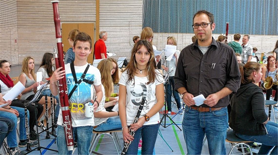 Die absolute Höchstpunktezahl von 100 schafft nur die 15-jährige Klarinettenschülerin Athina Ntefidou von der Stadtkapelle Maulbronn. Jan Gutjahr (17) vom Musikverein Freudenstein erzielt mit seinem Fagott 99 Punkte. Rechts der stellvertretende Kreisjugendleiter Michael Gerdes. Foto: Dietrich