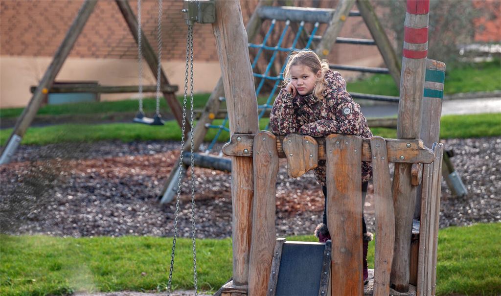 Die achtjährige Kyra hat sich bei der Stadt über die mangelnde Ausstattung „ihres“ Spielplatzes in Lomersheim beklagt. Foto: Fotomoment