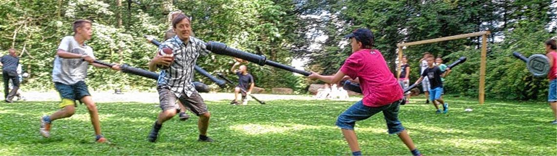 Die älteren Teilnehmer messen ihre Kräfte auf spielerische Art und Weise beim „Jugger“.