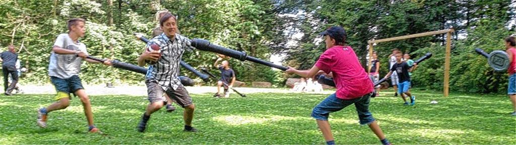 Die älteren Teilnehmer messen ihre Kräfte auf spielerische Art und Weise beim „Jugger“.