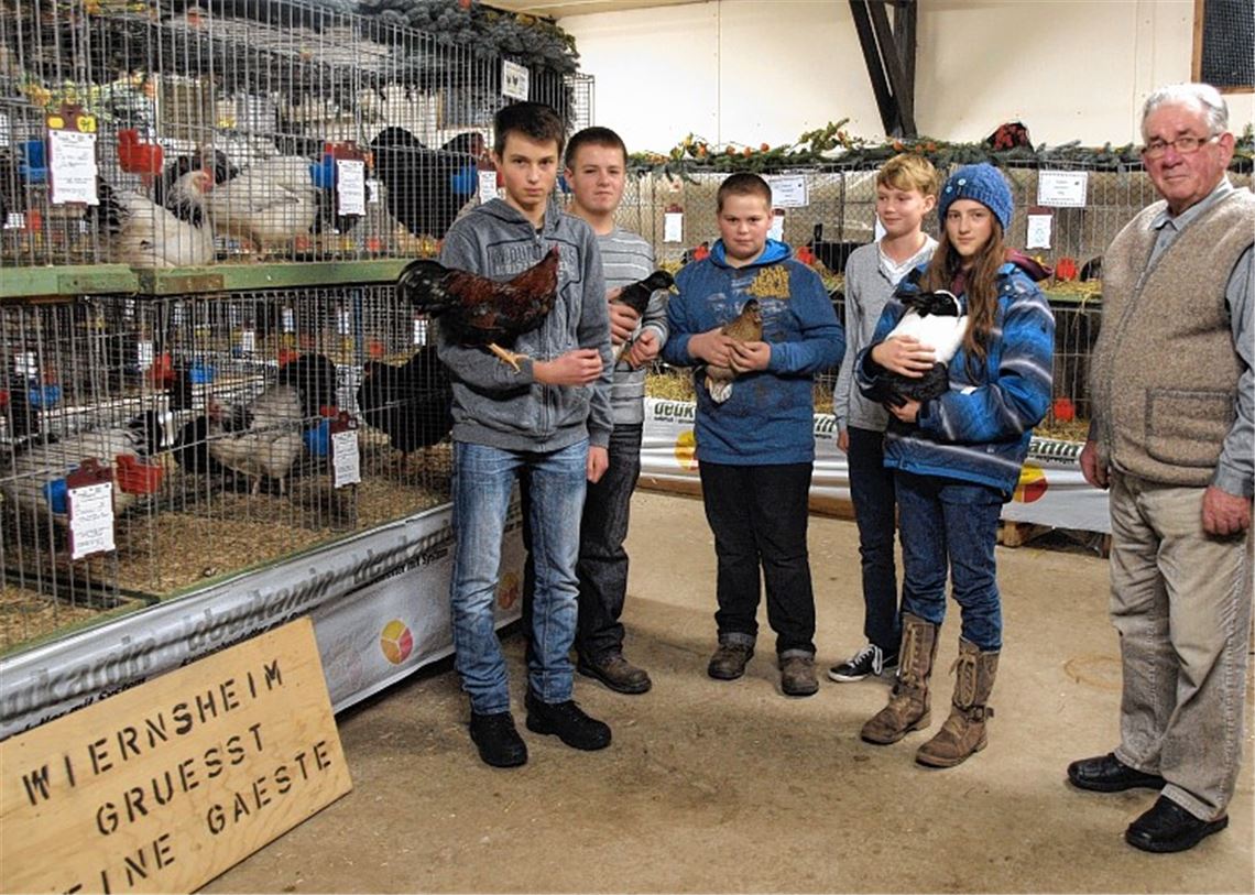 Die aktive Jugendgruppe der Wiernsheimer Kleintierzüchter ist der Stolz des Vorsitzenden Werner Bertet. Foto: Appich