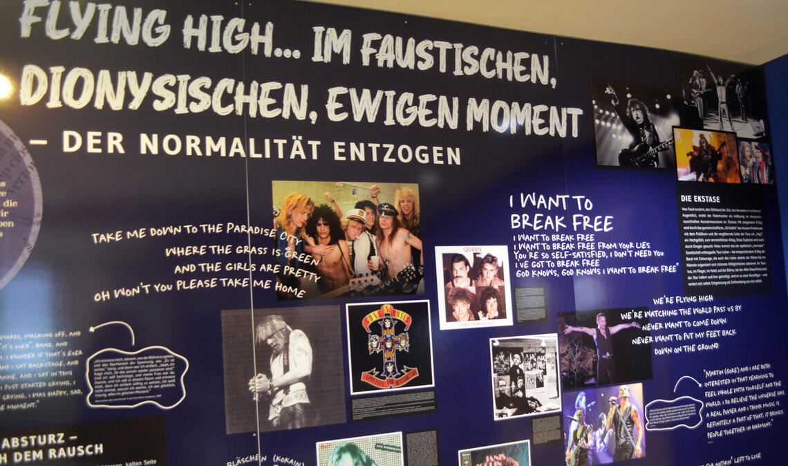 Die aktuelle Ausstellung im Faustmuseum macht einen mutigen Schritt und zieht Parallelen zwischen Faust und der Rockmusik. Fotos: Stahlfeld