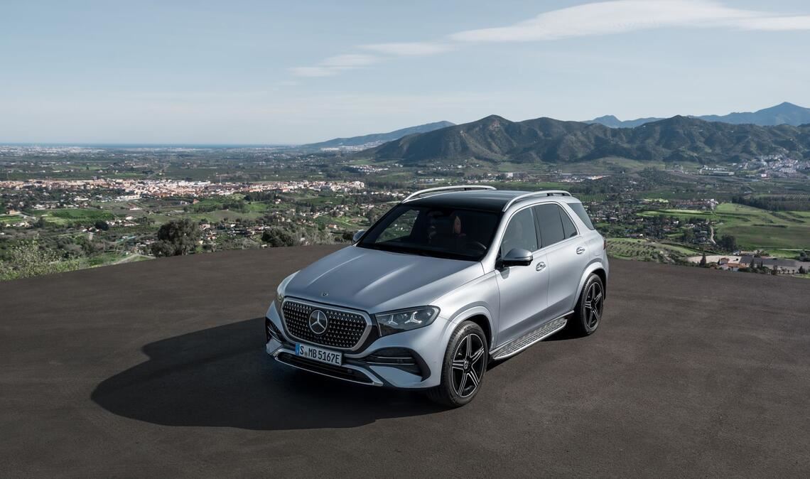 Die aktuelle Generation kam – ebenso wie die des GLS – 2019 auf den Markt. Nach einem Facelift 2023 überarbeitete Mercedes das Fahrzeug nun erneut.