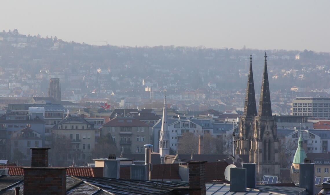 Die aktuelle Hochdrucklage in Deutschland sorgt für schlechte Luftqualität und hohe Feinstaubwerte. Erfahren Sie, warum das so ist, welche Auswirkungen es hat und wann Besserung in Sicht ist.