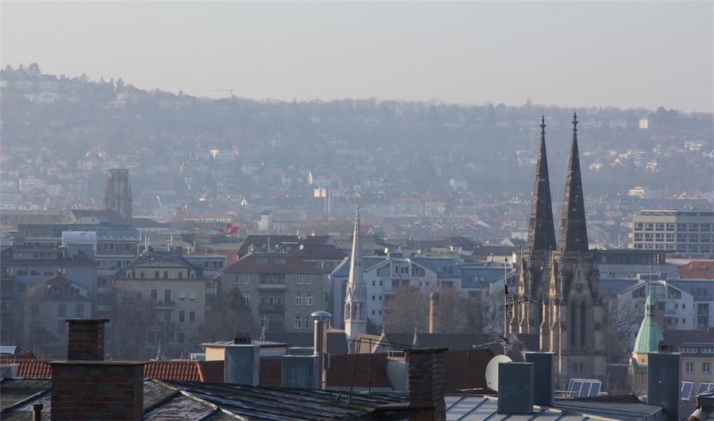 Die aktuelle Hochdrucklage in Deutschland sorgt für schlechte Luftqualität und hohe Feinstaubwerte. Erfahren Sie, warum das so ist, welche Auswirkungen es hat und wann Besserung in Sicht ist.