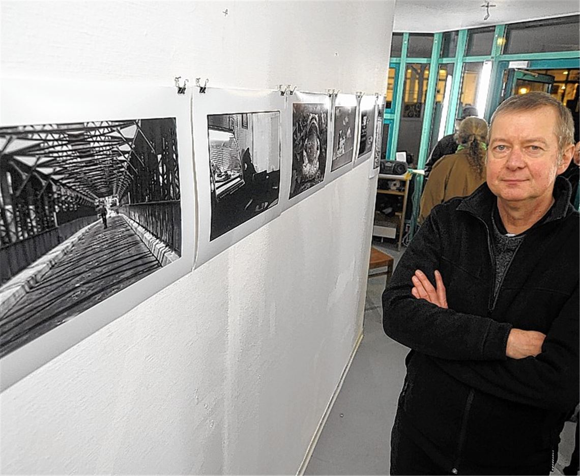 Die alte Bahnbrücke von Mühlacker (li.) gehört zu den ausgestellten Kalenderfotos, die der Fotograf Martin E. Kautter im Kunstkiosk am Mühlehof zeigt.Foto: Fotomoment