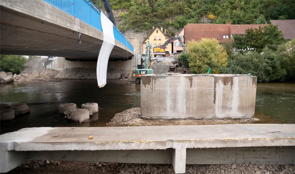 Die alte Brücke ist fast vollständig verschwunden. Foto: Fotomoment
