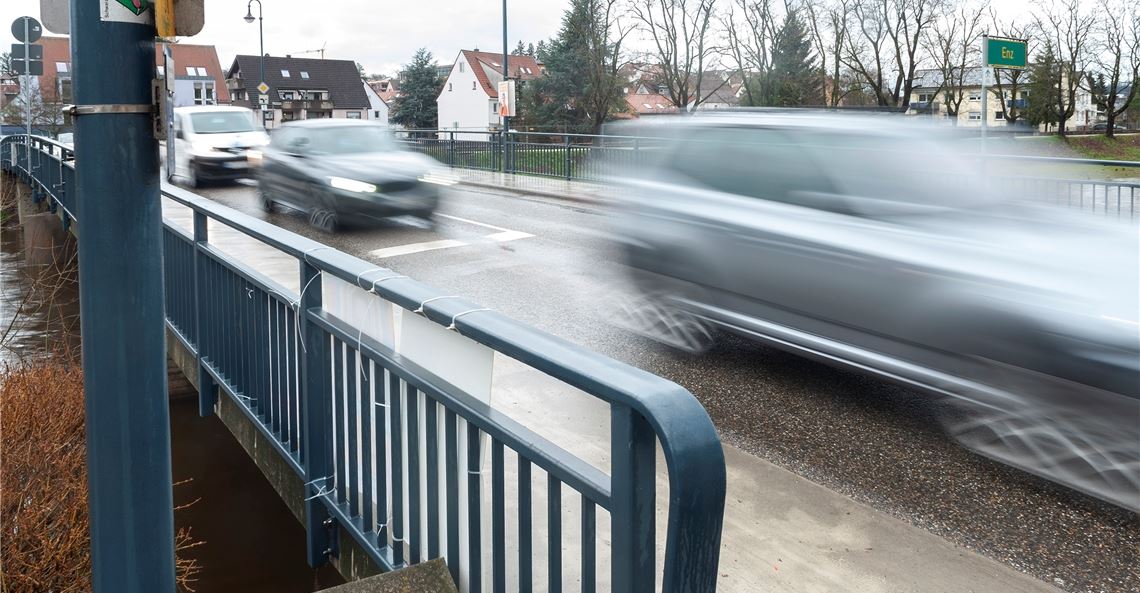 Die alte Herrenwaagbrücke soll einem Ersatzbau über die Enz bei Dürrmenz weichen. Am Mittwochabend hat das Regierungspräsidium öffentlich die Pläne vorgestellt. Foto: Fotomoment