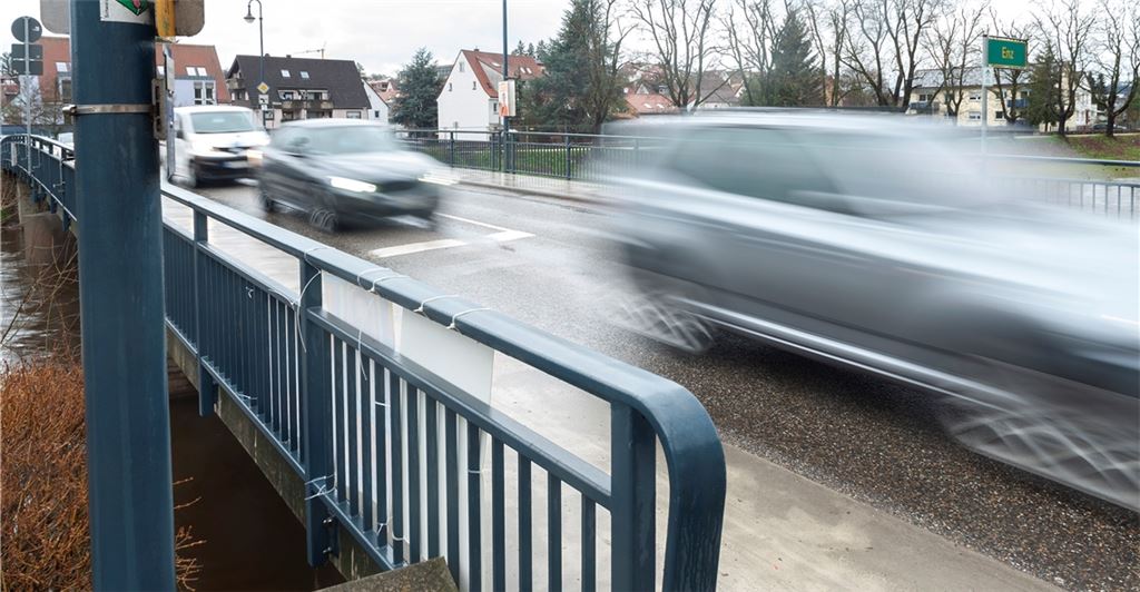 Die alte Herrenwaagbrücke soll einem Ersatzbau über die Enz bei Dürrmenz weichen. Am Mittwochabend hat das Regierungspräsidium öffentlich die Pläne vorgestellt. Foto: Fotomoment