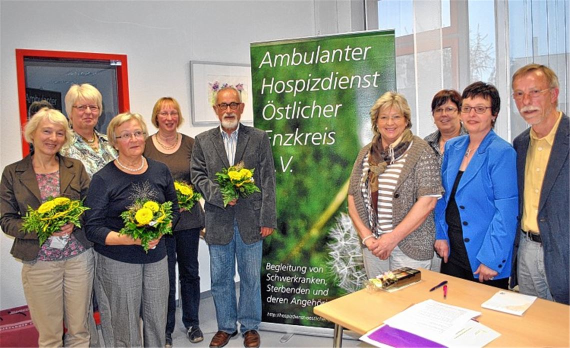 Die alte und neue Vorstandschaft vom Ambulanten Hospizdienst Östlicher Enzkreis. Foto: Stahlfeld