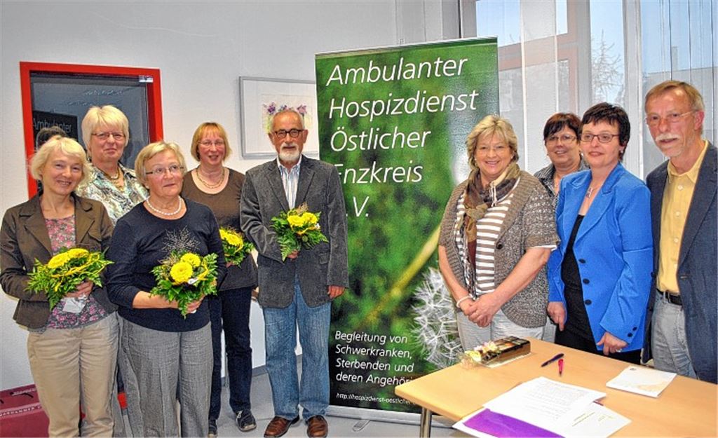 Die alte und neue Vorstandschaft vom Ambulanten Hospizdienst Östlicher Enzkreis. Foto: Stahlfeld