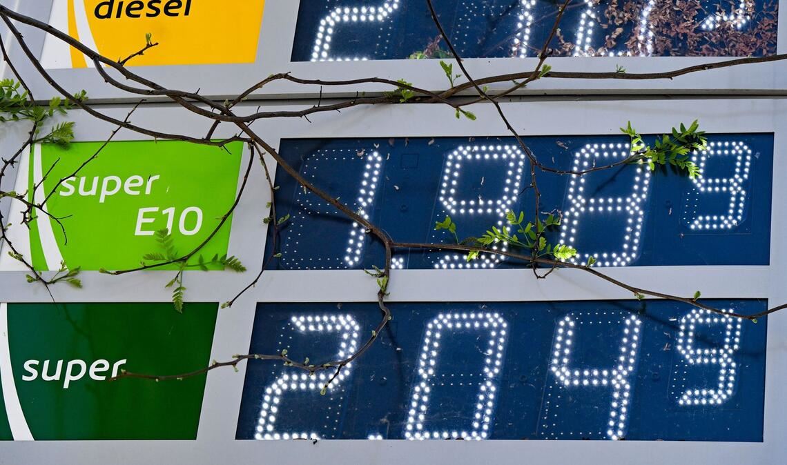 Die am 1. April eingeführte Zwölf-Uhr-Tankregel bringt einer Studie zufolge den Mineralölkonzernen zusätzliche Gewinne (Symbolfoto).