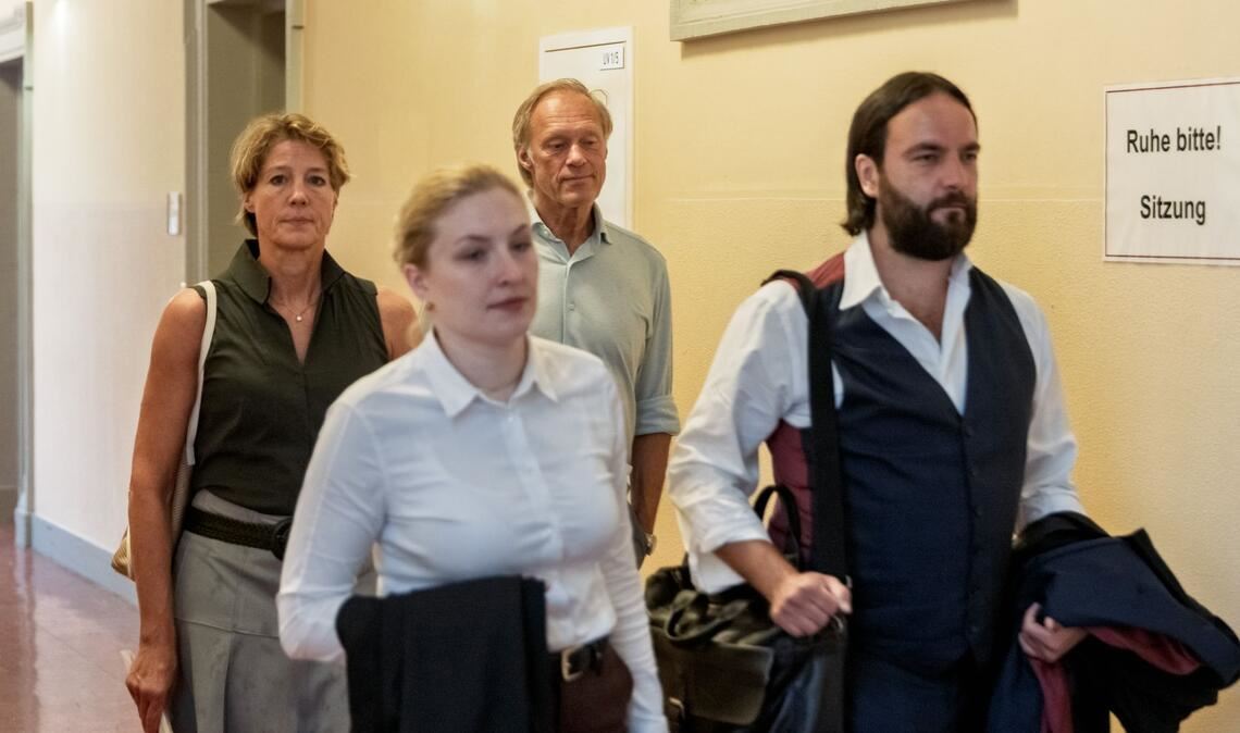 Die angeklagte Unternehmerin Christina Block, ihre Anwältin Paula Wlodarek, ihr Lebensgefährte Gerhard Delling und ihr Anwalt Ingo Bott gehen zum Verhandlungssaal.