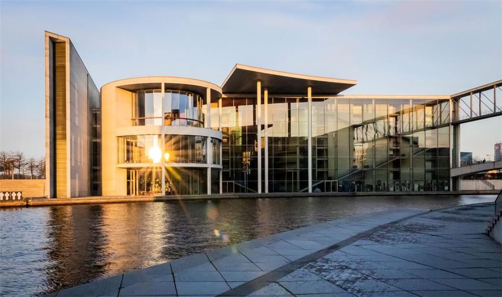 Die aufgehende Sonne spiegelt sich im Paul-Löbe-Haus des Deutschen Bundestag.