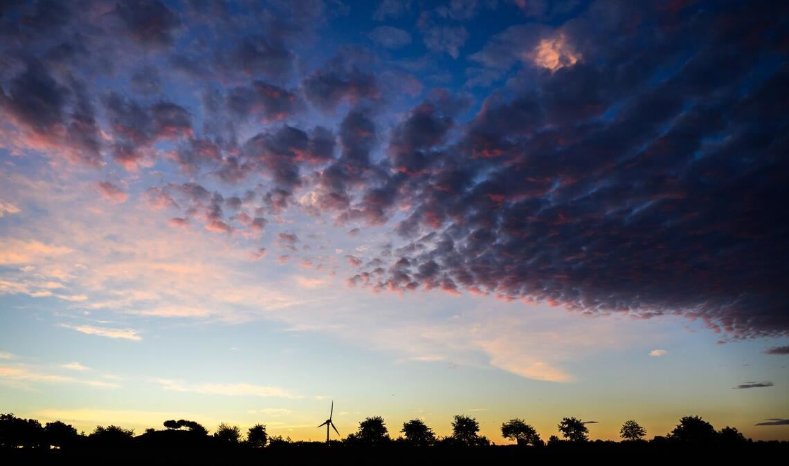 Die aufgehende Sonne verfärbt den Morgenhimmel in Niedersachsen.