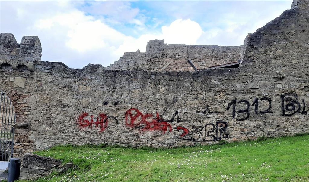 Die aufgesprühte Zahlenfolge „1312“ soll für die Buchstaben „ACAB“ stehen, ausgeschrieben „All cops are bastards“, frei übersetzt: „Alle Bullen sind Schweine.“