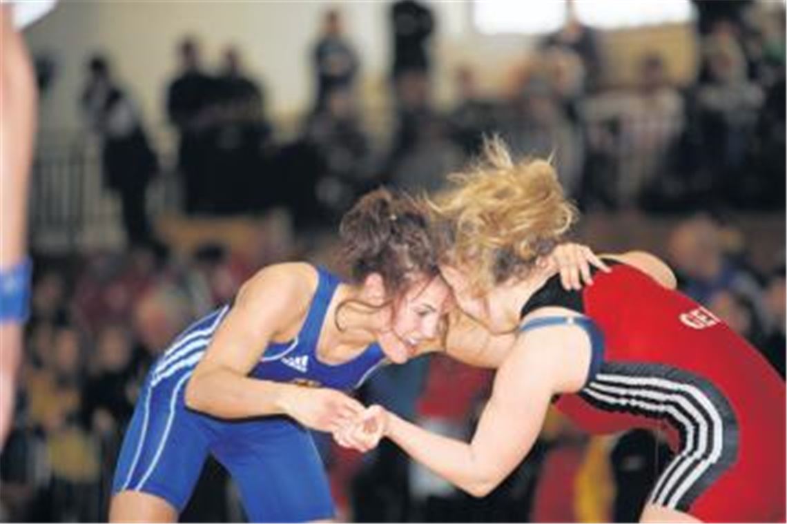Die aus Mühlacker stammende Ringerin Jaqueline Schellin (blaues Trikot) hat nach ihrem EM-Titel nicht viel Zeit, sich auszuruhen. Die nächsten großen Herausforderungen warten schon.
Foto: Archiv