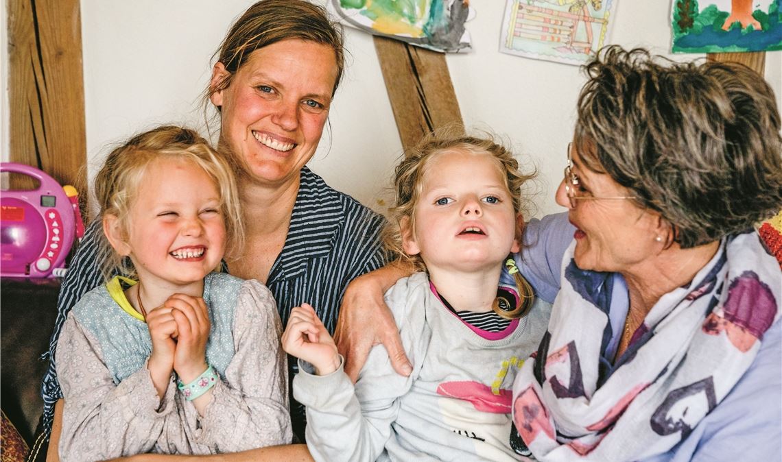 Die ausgebildete Krankenschwester Susanne Kiefner kam als ehrenamtliche Helferin über den Kinderhospizdienst in die Familie, und mittlerweile ist sie eine gute Freundin geworden. Unser Bild zeigt von links: Schwester Isabel, Mutter Kathrin Kunkel, Rosa und Susanne Kiefner. Foto: Recken