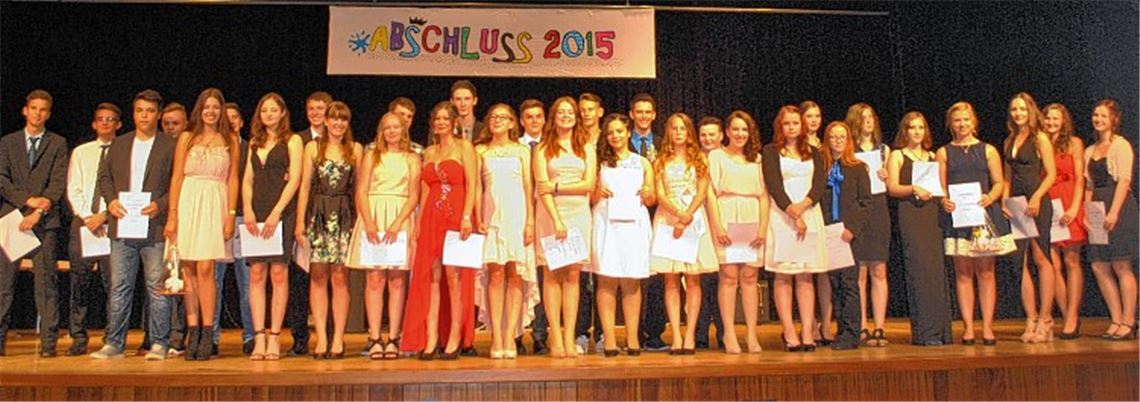 Die ausgezeichneten Schülerinnen und Schüler der Illinger Schule am Stromberg. Insgesamt 60 Absolventen haben am Freitag ihre Zeugnisse in Empfang genommen.