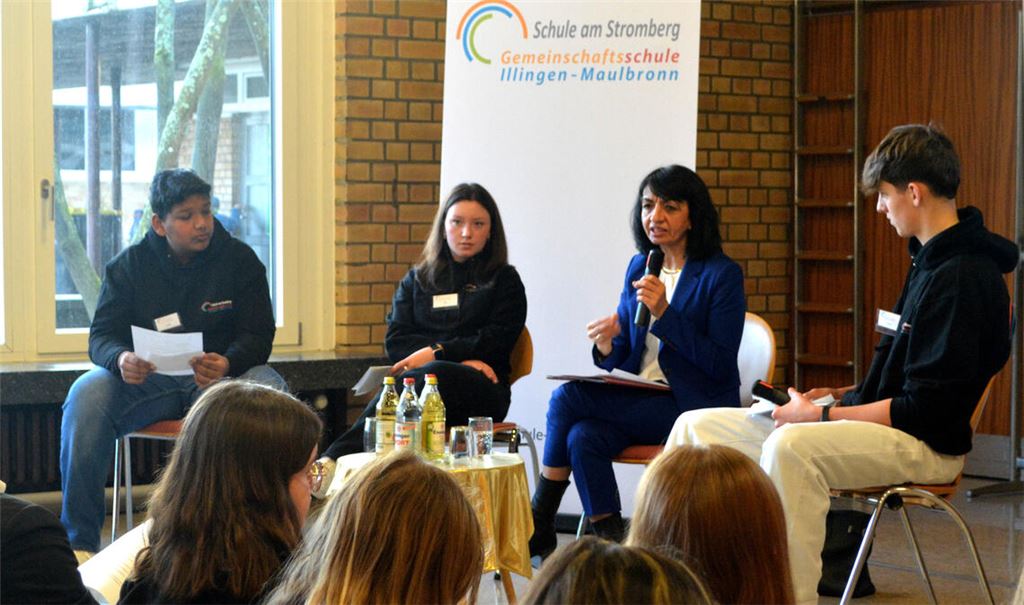 Die baden-württembergische Landtagspräsidentin Muhterem Aras stellt sich den Fragen von Lishan Thavaseelan (v.li.), Mia Walz und Arno Rathmann. Foto: Stahlfeld