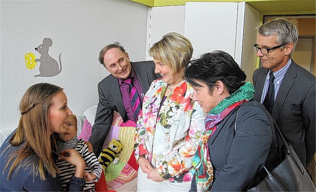 Die baden-württembergische Sozialministerin Katrin Altpeter (2. v. re) besuchte zusammen mit der SPD-Bundestagsabgeordenten Katja Mast (3. v. re.) das Kinderzentrum Maulbronn. Unser Bild zeigt die Ministerin im Gespräch mit einer Mutter. Links: Professor Dr. Rainer Blank, rechts der Maulbronner Kreisrat und niedergelassene Arzt Dr. Till Neugebauer.