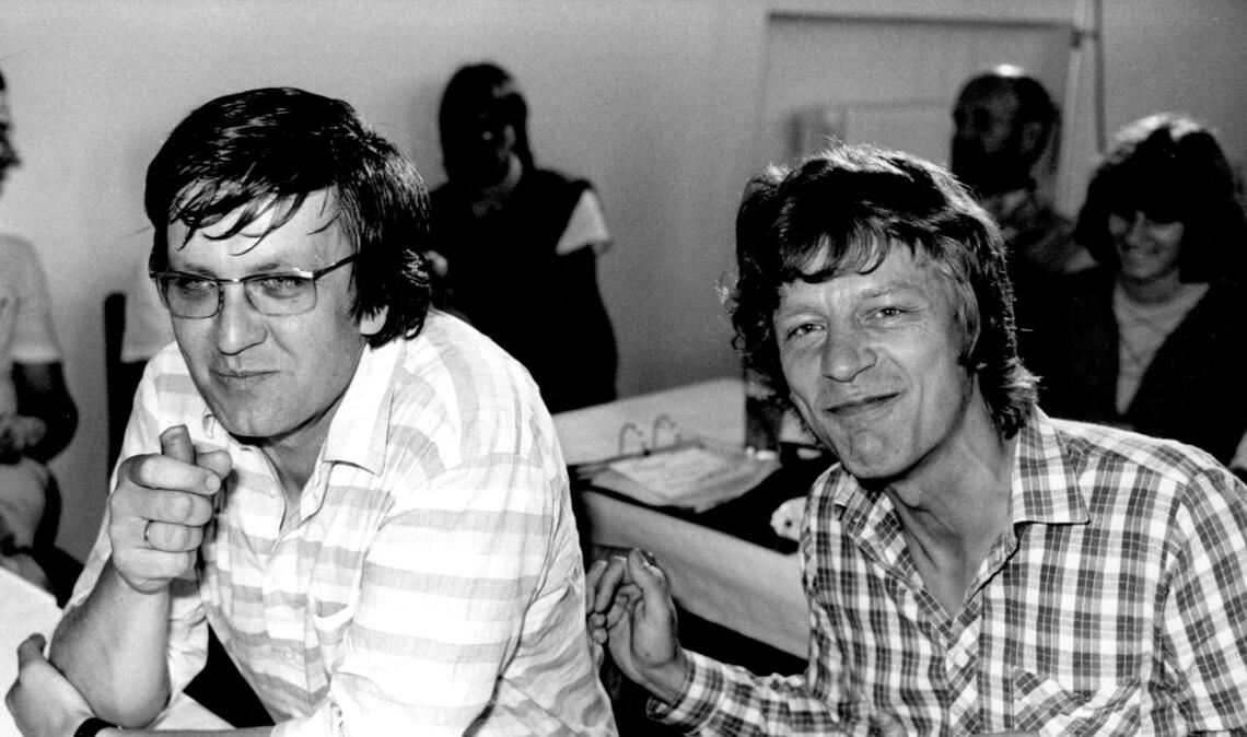 Die baden-württembergischen Landtagsabgeordneten Wolf-Dieter Hasenclever (r) und sein Kollege Winfried Kretschmann (l) auf einer Sitzung des Landesausschusses der baden-württembergischen Grünen in Sigmaringen.