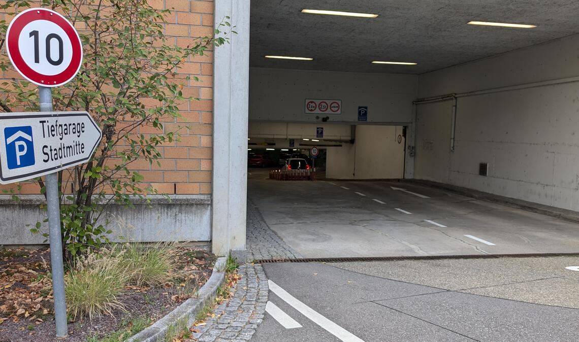 Stadtverwaltung betont: Tiefgarage ist (vorerst) sicher Die baulichen Mängel in der Tiefgarage Stadtmitte/Rathaus sind schon seit rund einem Jahrzehnt bekannt. Doch die grundlegende Sanierung lässt auf sich warten. Jetzt soll sich ein Fachbüro mit den Schäden befassen und einen Sanierungsplan vorlegen. Foto: Archiv