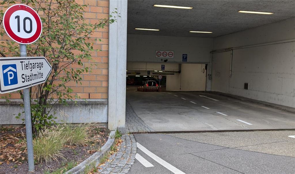 Die baulichen Mängel in der Tiefgarage Stadtmitte/Rathaus sind schon seit rund einem Jahrzehnt bekannt. Doch die grundlegende Sanierung lässt auf sich warten. Jetzt soll sich ein Fachbüro mit den Schäden befassen und einen Sanierungsplan vorlegen. Foto: Archiv