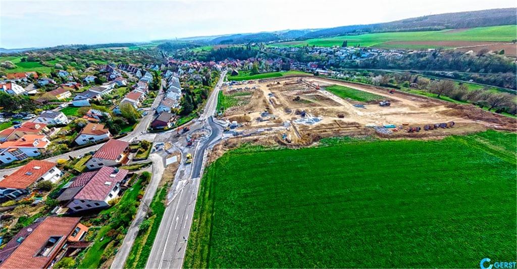 Ingenieure fliegen auf die Drohne