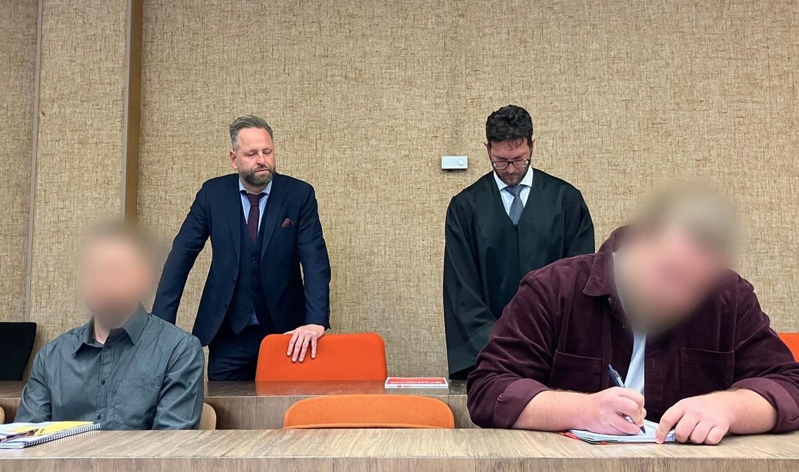 Die beiden Angeklagten schwiegen zunächst.