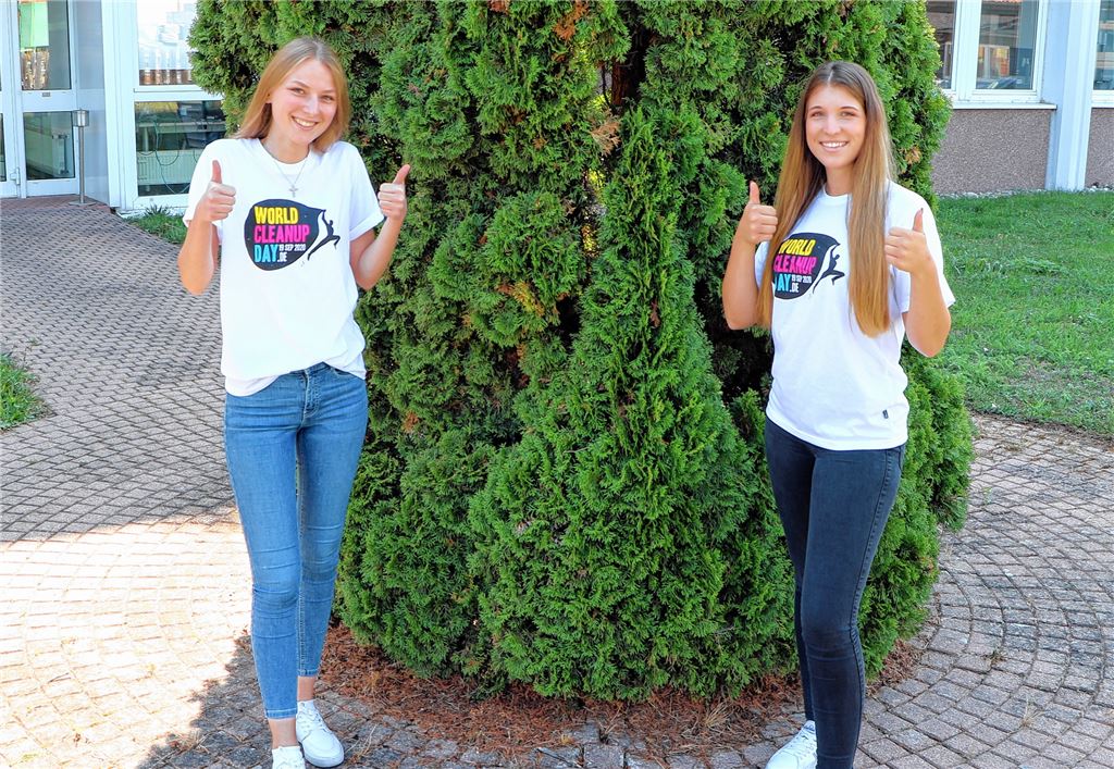 Die beiden Auszubildenden (v. li.) Celine Strasdat und Laura Bertet präsentieren die T-Shirts, die alle Teilnehmer beim ersten Mühlacker World Cleanup Day erhalten werden. Foto: Willimek
