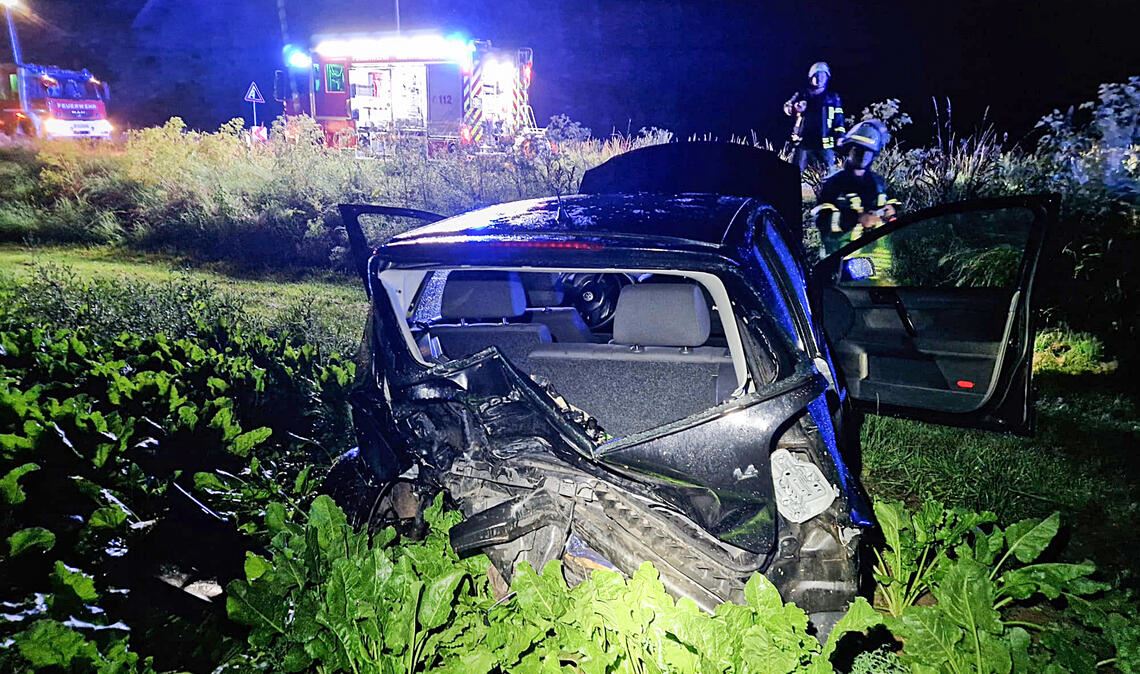 Die beiden Autos schleudern nach der Kollision von der Straße. Foto: Feuerwehr Vaihingen