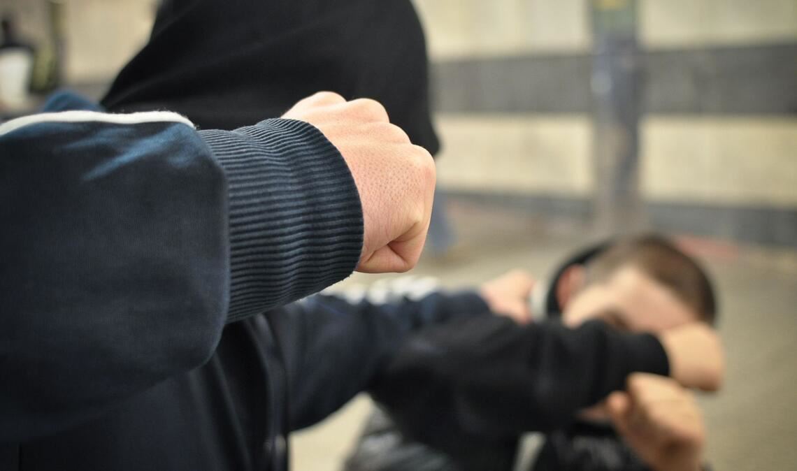 Die beiden Banden sollen in der Nacht zum Sonntag zunächst bei einer privaten Feier und danach auf offener Straße aufeinandergetroffen sein. (Symbolbild)